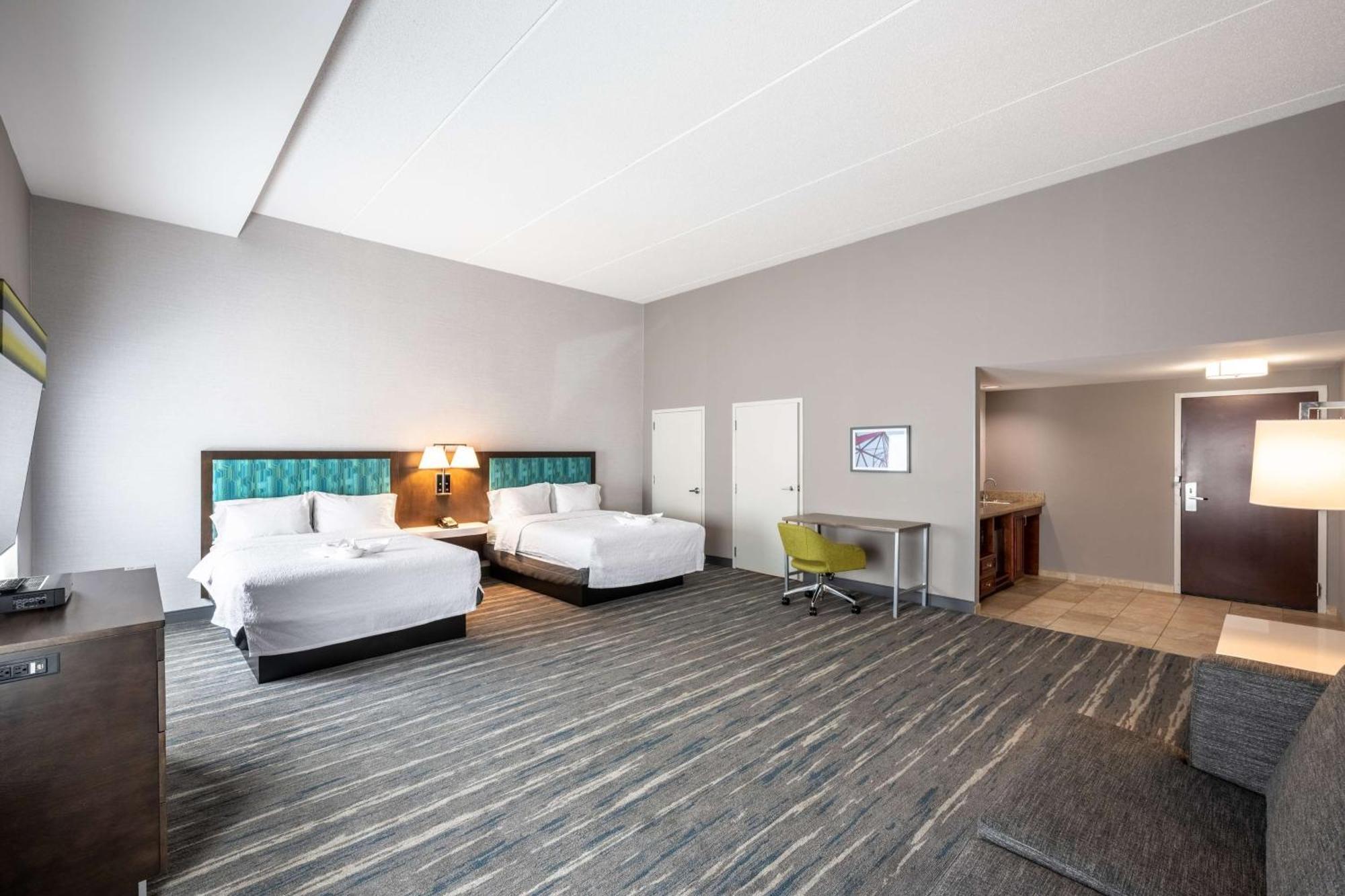 Hampton Inn & Suites Poughkeepsie Spackenkill Екстериор снимка