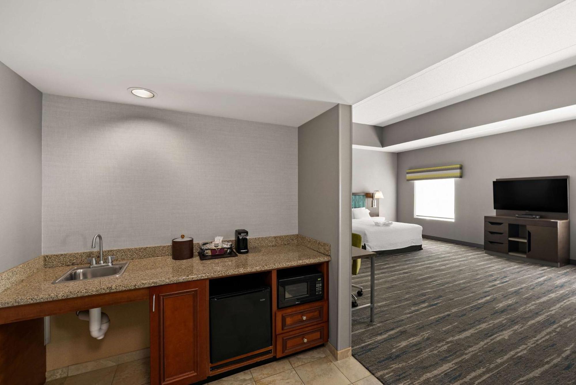 Hampton Inn & Suites Poughkeepsie Spackenkill Екстериор снимка