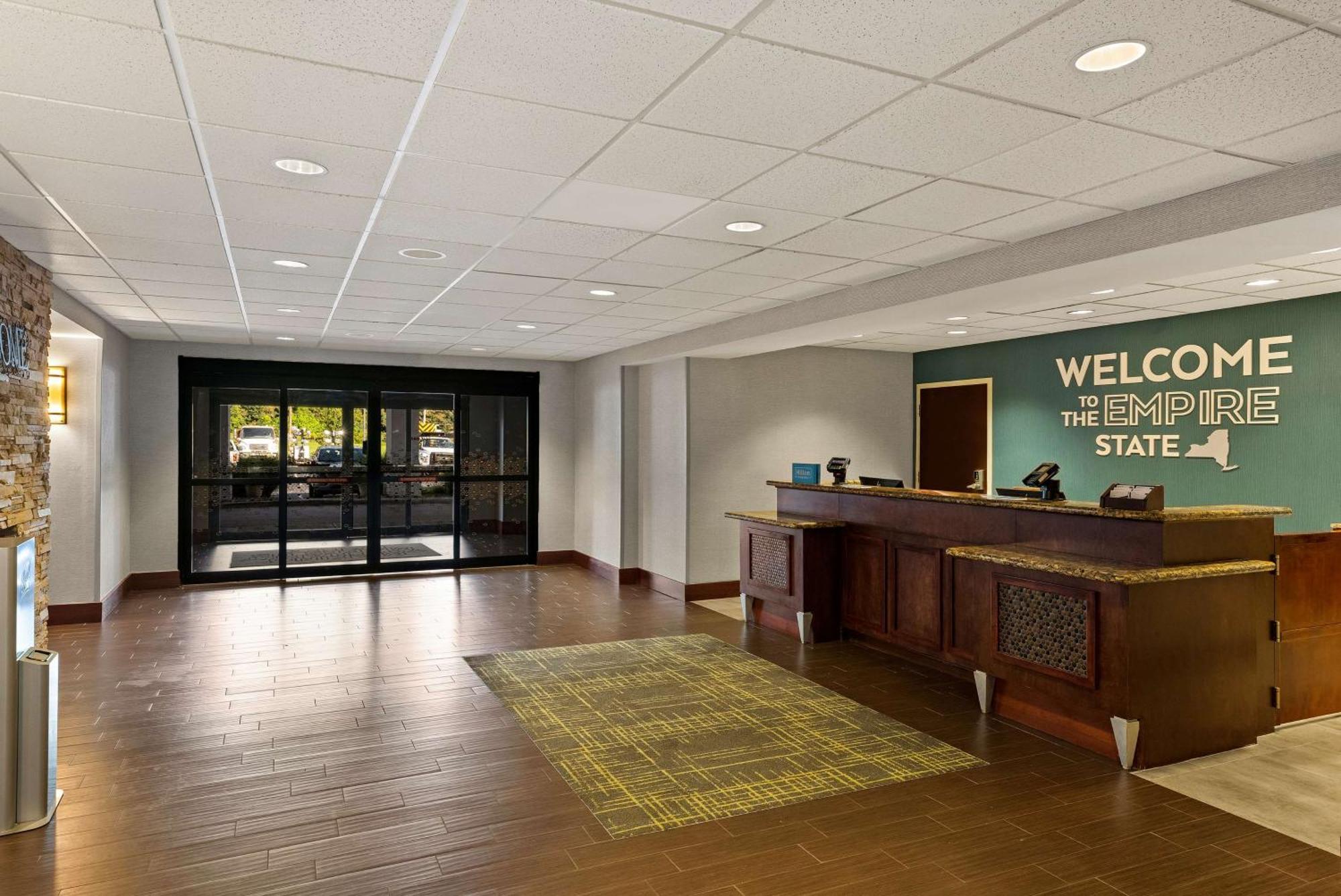 Hampton Inn & Suites Poughkeepsie Spackenkill Екстериор снимка