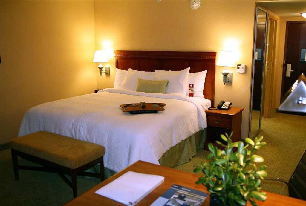 Hampton Inn & Suites Poughkeepsie Spackenkill Стая снимка